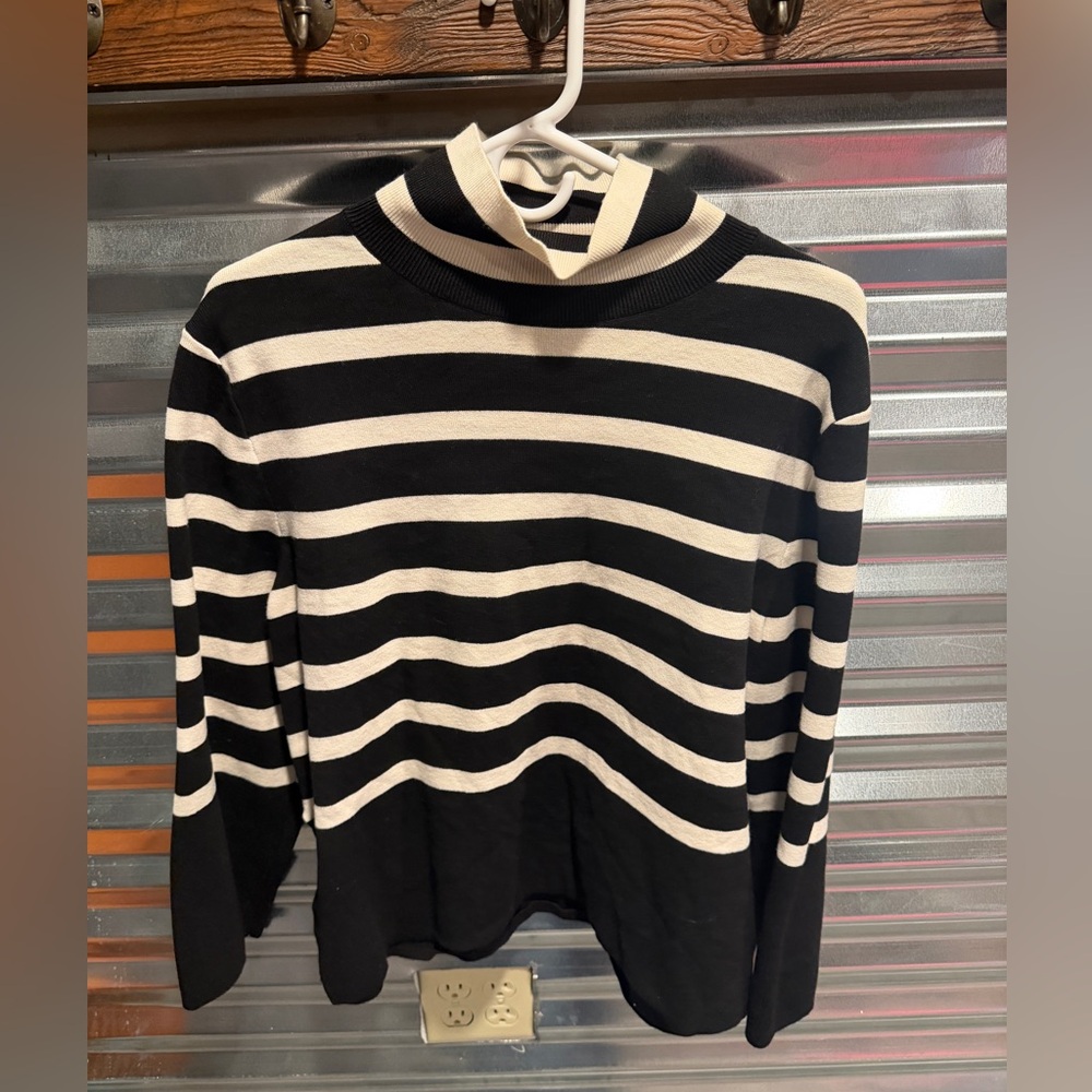 H&M sweater size medium